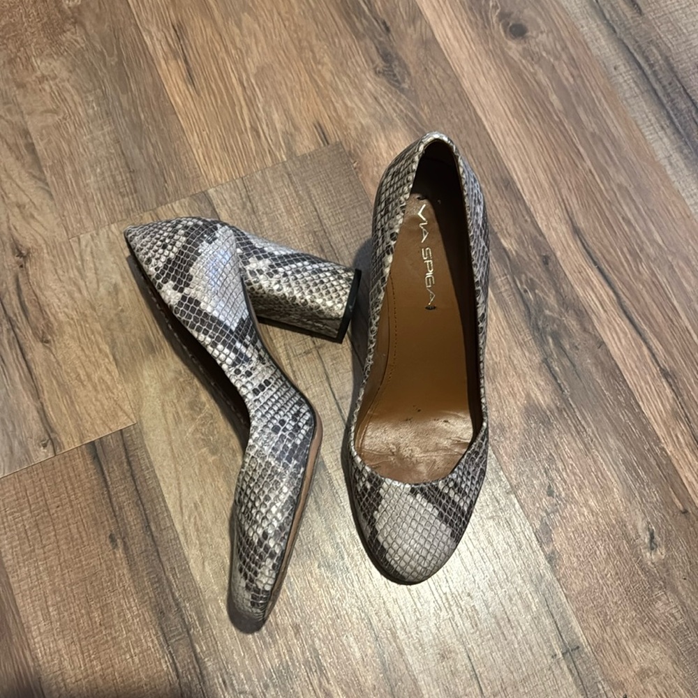 Via spiga black heels snake skin 7.5